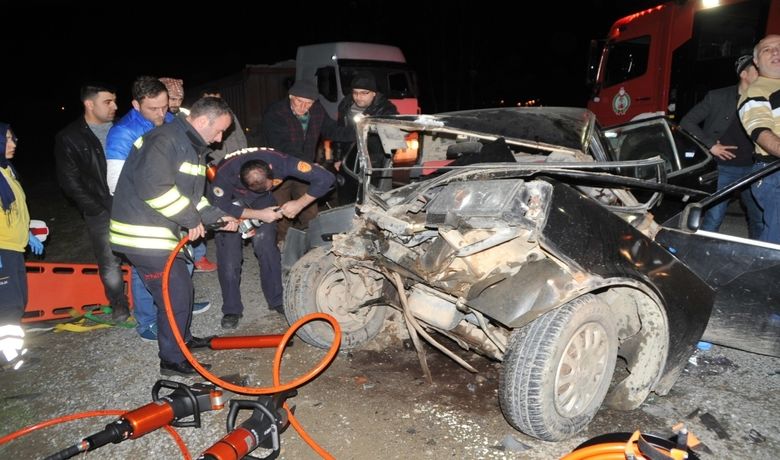 Traktör Römorkuna Çarpan OtomobilHurdaya Döndü: 3 Yaralı - Samsun’un Bafra ilçesinde traktörün römorkuna çarpan otomobil hurdaya döndü. Kazada 3 kişi yaralandı.