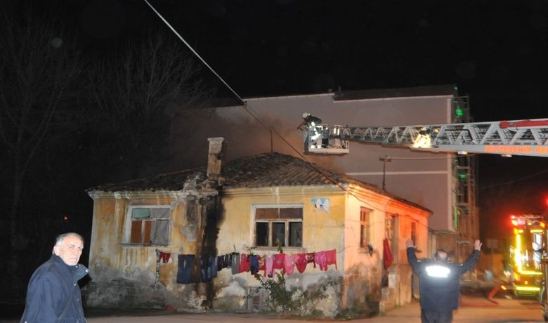 Suriyelilerin Kaldığı Evde Yangın Çıktı - Samsun'un Bafra ilçesinde Suriyelilerin kaldığı tek katlı evde yangın çıktı.