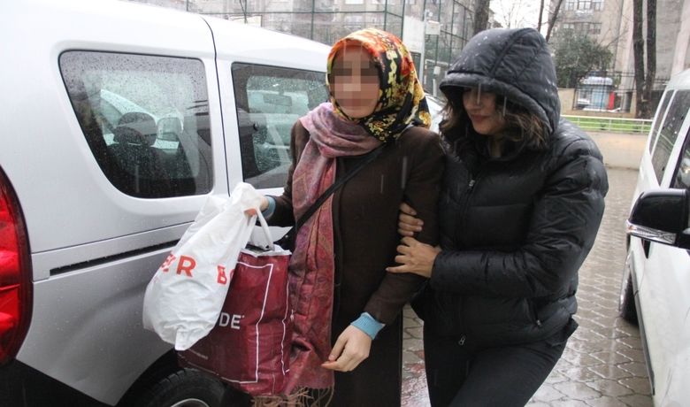 Fetö'den Gözaltına AlınanKadın Adliyeye Sevk Edildi - Samsun'da, FETÖ/PDY soruşturmasında gözaltına alınan 21 kişiden 1'i polisteki işlemlerinin ardından adliyeye sevk edildi,