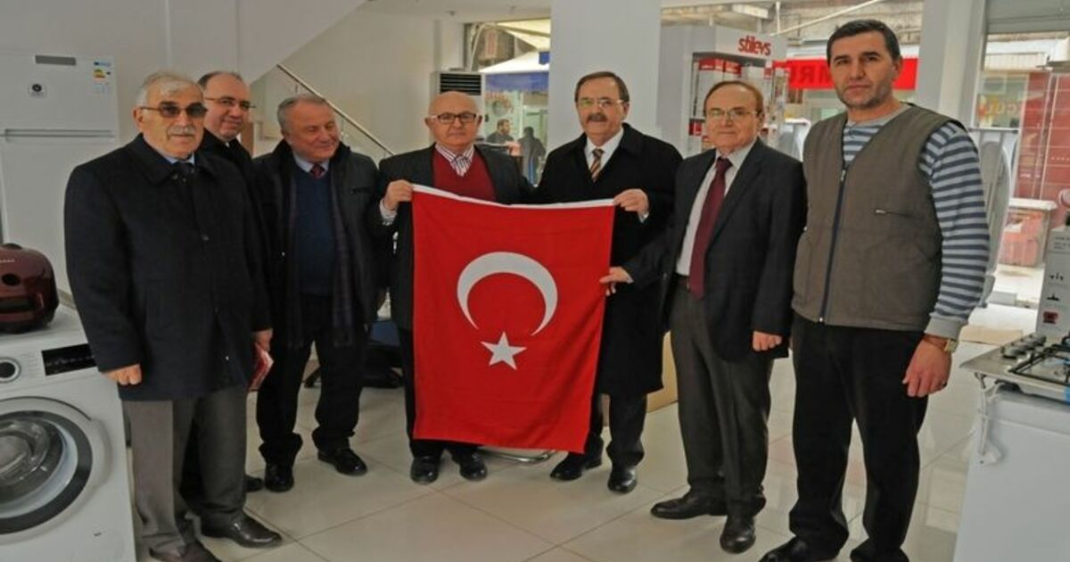 Başkan Şahin Bayrak Dağıttı