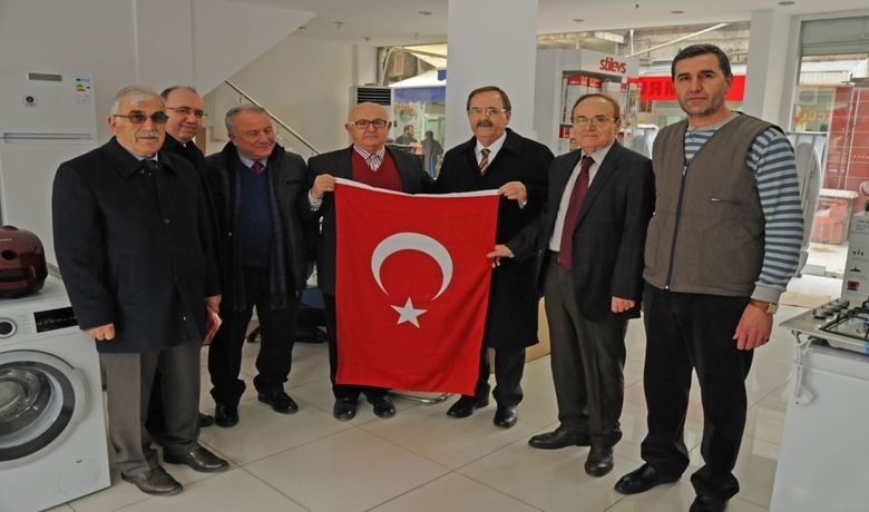 Başkan Şahin Bayrak Dağıttı - Bafra Belediye Başkanı Zihni Şahin esnafa Türk bayrağı dağıttı.