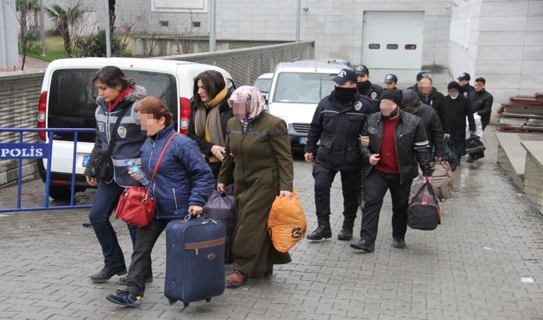Samsun'da Fetö'den 20 Kişi Adliyeye Sevk Edildi - Samsun'da Fetullahçı Terör Örgütü/Paralel Devlet Yapılanması (FETÖ/PDY) soruşturmasında gözaltına alınan 20 kişi adliyeye sevk edildi.