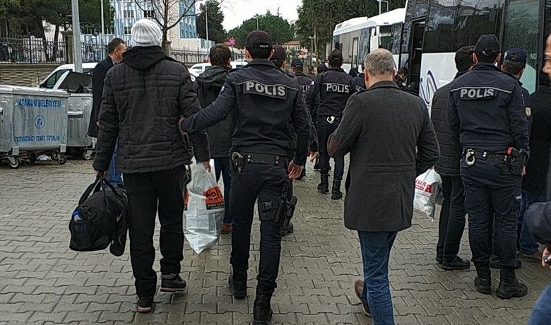 Samsun'da Fetö'den 2 Tutuklama, 14 Adli Kontrol - Samsun'da, Fetullahçı Terör Örgütü/Paralel Devlet Yapılanması (FETÖ/PDY) soruşturmasında gözaltına alınan 20 kişiden 2'si mahkeme tarafından tutuklanırken, 14'ü adli kontrol şartıyla olmak üzere 18 kişi mahkemece serbest bırakıldı.