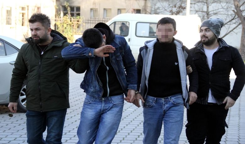 Cezaevi Firarileri Uyuşturucuyla Yakalandı - Samsun'da uyuşturucu suçundan bulundukları cezaevinden firar ettikleri öğrenilen 2 genç yine uyuşturucuyla yakalandı.