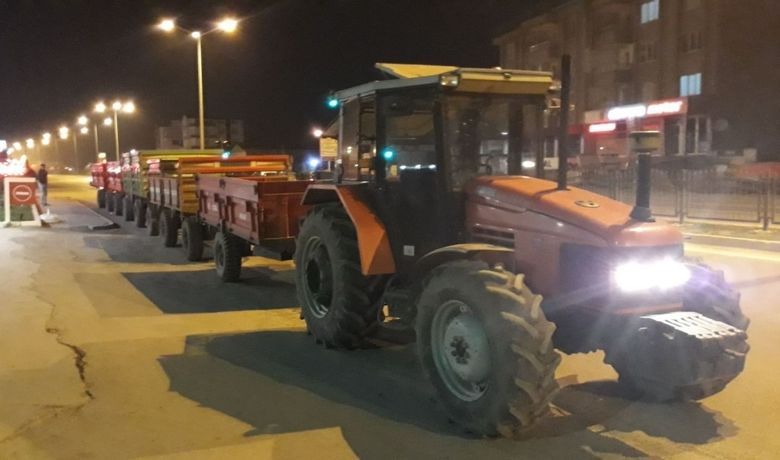 Traktöre 5 Römork Takan Sürücüye Ceza Kesildi - Samsun’un Bafra ilçesinde traktöre 5 römork takan sürücüye ceza kesilerek araç otoparka çekildi.