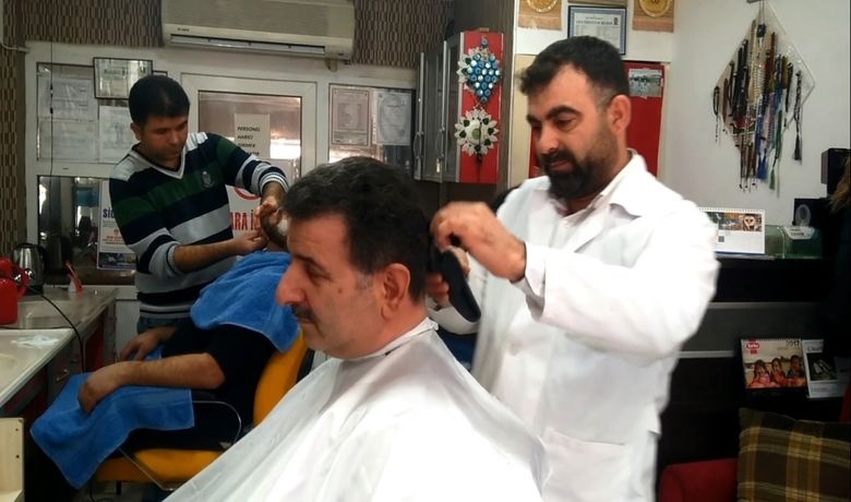 Berber Mehmetçik İçin Çalıştı - Samsun’un 19 Mayıs ilçesinde bir berber, bir günlük gelirini 'Zeytin Dalı Harekatı' ile Suriye'de terör örgütleriyle mücadele eden Mehmetçiğe bağışladı.