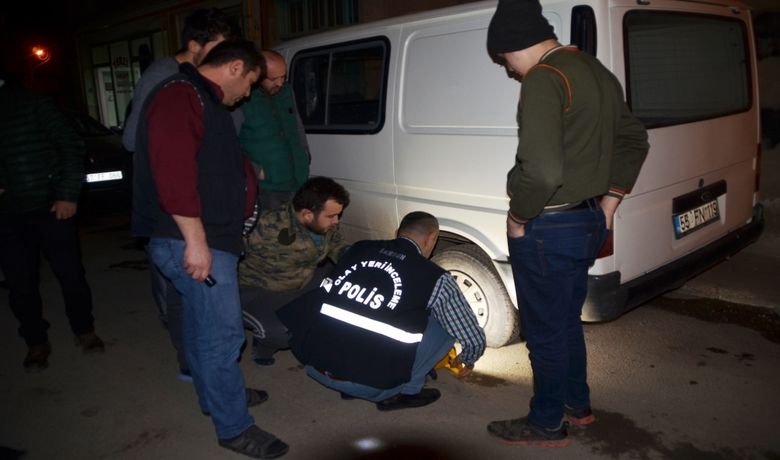 Mahalleliye Kızdı, Araçların Lastiklerini Patlattı - Samsun’un Bafra ilçesinde park halindeki araçların lastiklerini tornavida ile delerek patlattığı iddia edilen yaşlı adam polis tarafından gözaltına alındı.