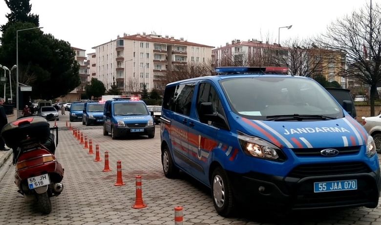 Silah Kaçakçılığı Operasyonunda 5Kişi Adliyeye Sevk Edildi - Samsun İl Jandarma Komutanlığı tarafından yapılan Bafra merkezli silah kaçakçılığı operasyonunda gözaltına alınan 21 şüpheliden 5’i adliyeye sevk edildi.