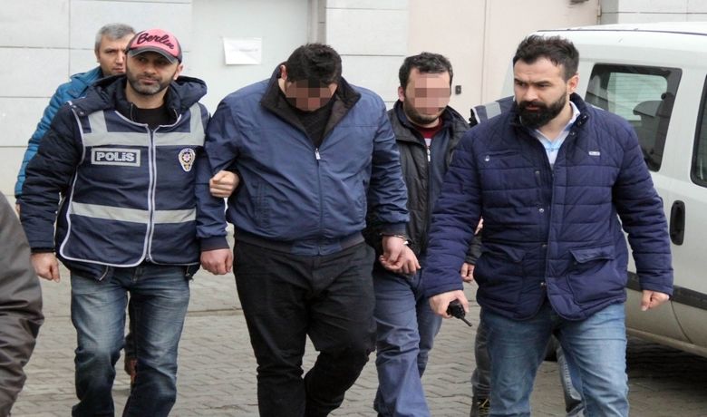 Kuyumcuları Sahte Altınla Dolandırdılar - Samsun'da 2 kuyumcuya sahte altın zincir satan 2 kişi, üçüncü kuyumcuya da satarken polis tarafından gözaltına alındı.