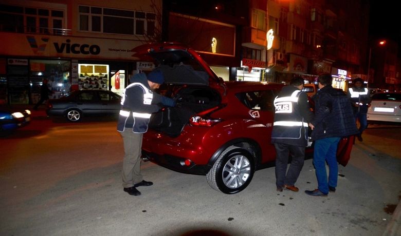 “ben De Polis Teşkilatındanım”Diyen Şahsa İnceleme Başlatıldı - Samsun Bafra İlçe Emniyet Müdürlüğü tarafından huzur ve güvenliğin sağlanması ve suçların önüne geçmek amacıyla yapılan uygulama’da "Ben de polis teşkilatındanım" diyen şahsa inceleme başlatıldı.