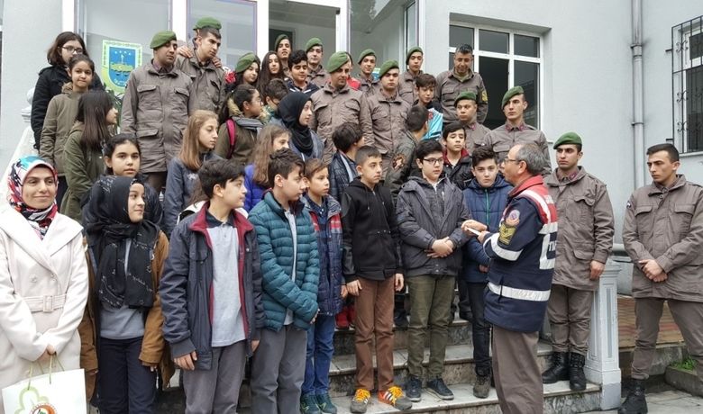 Öğrenciler Asker Ağabeylerini Unutmadı - Samsun’un Bafra ilçesinde bir grup öğrenci ve öğretmen, Afrin harekatına destek olmak ve moral vermek amacıyla İlçe Jandarma Komutanlığında görev yapan askerleri ziyaret etti.