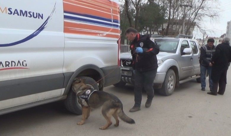 Bafra’da “narko-ilçe" Uygulaması - Samsun’un Bafra ilçesinde Samsun Emniyet Müdürlüğü Narkotik Suçlarla Mücadele Şube Müdürlüğü ekipleri ile İlçe Emniyet Müdürlüğü ekipleri “Narko-İlçe" uygulaması yaptı. Uygulamaya narkotik köpeği Ece de katıldı.