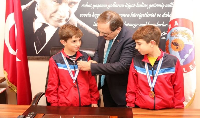 Başkan Şahin’den Özel Sporculara Altın - Bafra Belediye Başkanı Zihni Şahin’den masa tenisinde başarılı olan özel ikizlere altın taktı.