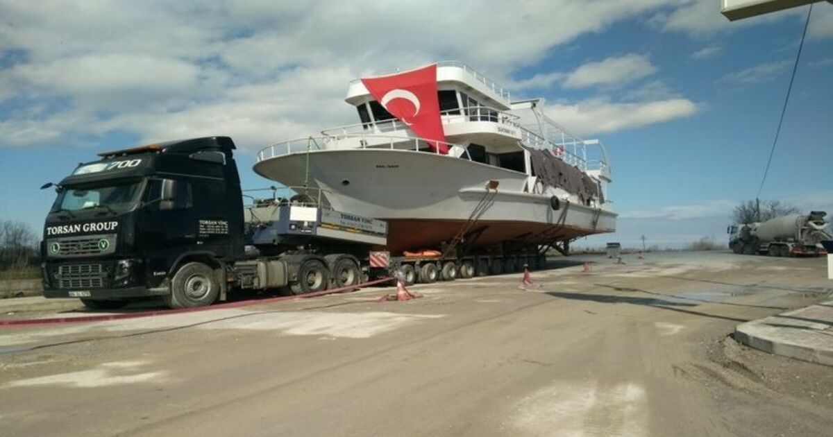 Gezi Teknesi Elektrik Telleri Engeline Takıldı