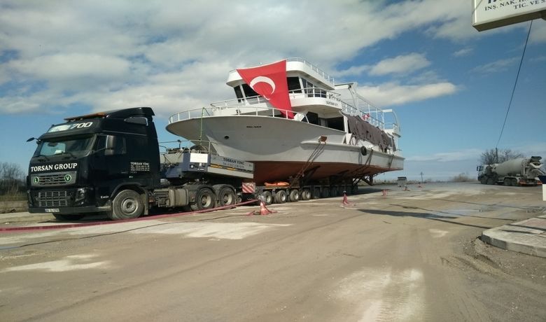 Gezi Teknesi Elektrik Telleri Engeline Takıldı - Samsun’un Vezirköprü ilçesinde bulunan Şahinkaya Kanyonu’na götürülmek istenen gezi teknesi Bafra’da mahsur kaldı.