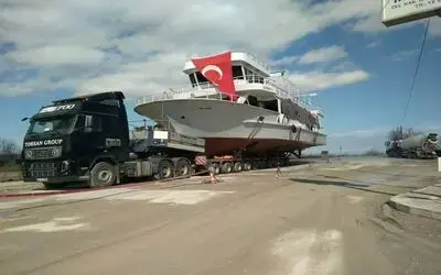 Gezi Teknesi Elektrik Telleri Engeline Takıldı