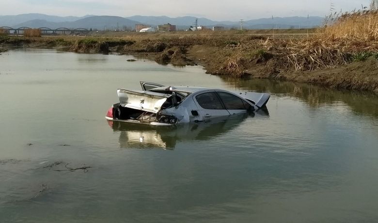 Otomobil Kızılırmak'a Uçtu KazadaÖlen Ya Da Yaralanan Olmadı - Samsun'un Bafra ilçesinde virajı alamayan otomobil takla atarak Kızılırmak'a uçtu. Kazada ölen ya da yaralanan olmadı.