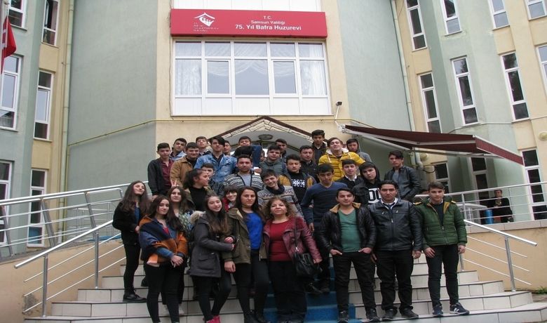 Öğrenciler Bafra 75. Yıl Huzurevinde - Alaçam Şehit Erdal Bolat Çok Programlı Anadolu Lisesi öğrencileri ve öğretmenleri Bafra 75. Yıl Huzurevi sakinlerini ziyaret ederek yaşlılarla yakından ilgilendi.
