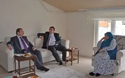 Devlet, Şehit Ailelerinin Yanında Kaymakam Türkel Ve Başkan Şahin Şehit Ailelerini Ziyaret Etti