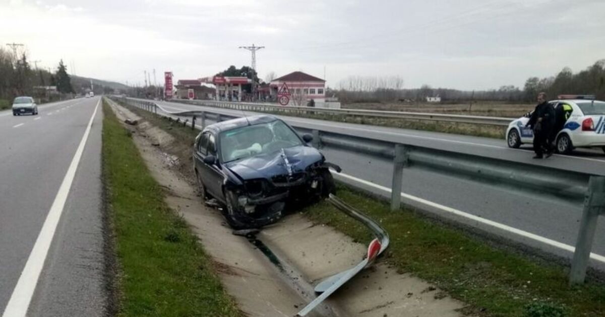 Orta Refüjde Sürüklenen Otomobil Sürücüsü Yara Almadı