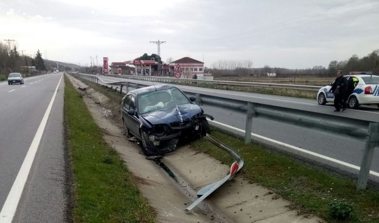Orta Refüjde SürüklenenOtomobil Sürücüsü Yara Almadı - Samsun’un Alaçam ilçesinde meydana gelen trafik kazasında 40 metre sürüklenen otomobil hurdaya dönerken, sürücü kazayı şans eseri yara almadan atlattı.