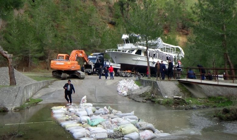 Gezi Teknesinin Zorlu Yolculuğu Sona Erdi - Samsun’un Bafra ilçesinde tel engeline takılan gezi teknesi, zorlu yolculuğun ardından Altınkaya Barajı'na indirildi.
