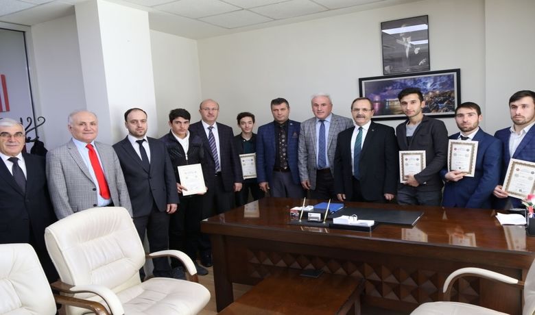 Başkan Şahin Hafızları Ödüllendirdi - Samsun'un Bafra ilçesinde "Kardeşlik Köprüsü" projesi kapsamında hafızlık belgesi alan 9 kursiyer, Belediye Başkanı Zihni Şahin tarafından ödüllendirildi.