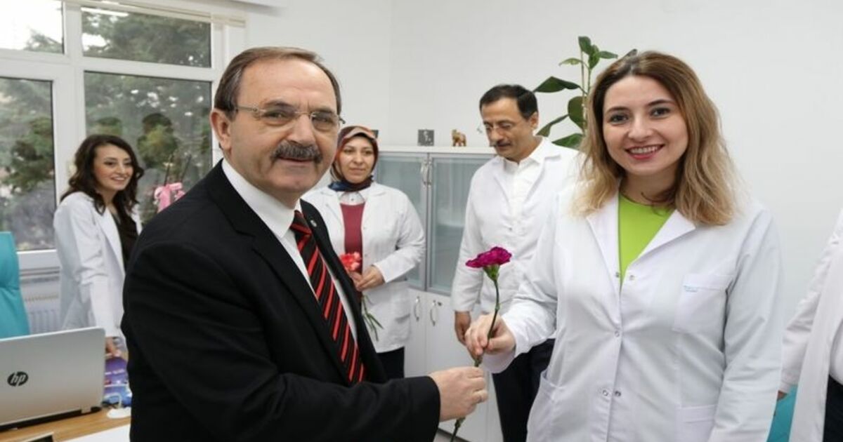 Başkan Şahin'den Sağlık Çalışanlarına Karanfil
