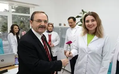 Başkan Şahin'den Sağlık Çalışanlarına Karanfil