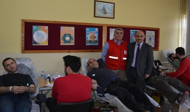 Mehmetçik İçin Kan Bağışı - Samsun'un 19 Mayıs ilçesinde Atatürk Ortaokulu, Türk Kızılayı’nın “Mehmetçik İçin Kan Veriyoruz” kampanyasına destekte bulundu.