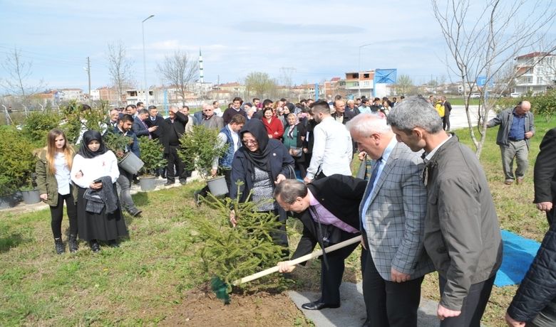 74 Şehide 74 Fidan Bafra’da74 Şehit İçin 74 Fidan Dikildi - Samsun Kredi Yurtlar Kurumu(KYK) Bafra Milli Piyango Öğrenci Yurdu bahçesinde bulunan “Bafra Şehit Ormanı”na 74 şehit için 74 fidan dikildi.