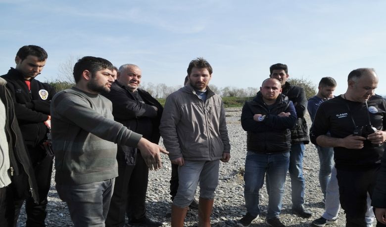 Kızılırmak’ta Kaybolan Gencin Babası: “bir İp Atılsaydı KurtarılamazlarMıydı?” Kızılırmak'taki Arama Çalışmalarından Bugün De Bir Netice Alınamadı - Samsun’un Bafra ilçesinde Kızılırmak Nehri'nde kaybolan gencin babası Yaşar Ertekin, “Setin kenarından bir ip atılsaydı kurtarılamazlar mıydı?” diye sitem etti.