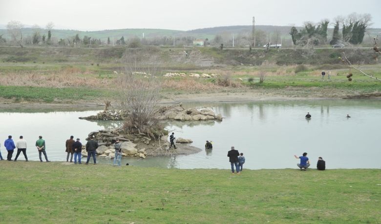 Kızırmak’ta Kaybolan Genç Üçüncü Günde Bulunamadı - Samsun’un Bafra ilçesinde Kızılırmak Nehri'nde kaybolan gencin arama çalışmalarından üçüncü günde de bir netice alınamadı.