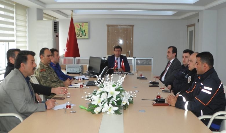 Kızılırmak'ta Kaybolan ŞahsıArama Çalışmaları Sürecek - Samsun’un Bafra ilçesinde Kızılırmak Nehri'nde kaybolan genci bulmak için arama çalışmaları ile ilgili Bafra Kaymakamı Ali Fuat Türkel başkanlığında bir toplantı yapıldı.