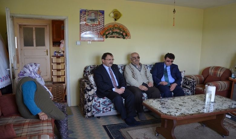 Türkel: “şehitlerin Haklarını Asla Ödeyemeyiz” Kaymakam TürkelVe Başkan Şahin Şehit Ailesini Ziyaret Etti - Samsun Bafra Kaymakamı Ali Fuat Türkel ve Belediye Başkanı Zihni Şahin, şehit ailelerine ziyaretlerini sürdürüyor.