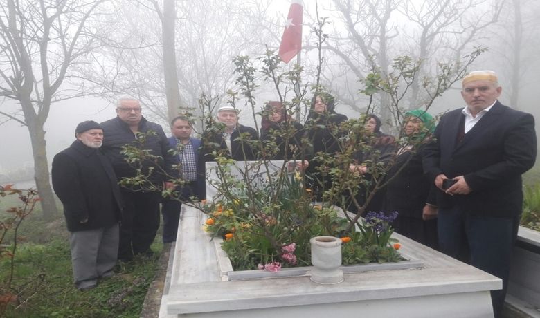 Alaçamlı Şehit Kadir Kara Kabri Başında Anıldı - Bingöl’ün Yayladağ ilçesi kırsalında çığ düşmesi sonucu şehit olan P. Onb. Kadir Kara, şehadetinin 20’inci yılında Alaçam’ın Kapaklı Mahallesi'ndeki kabri başında dualarla anıldı.
