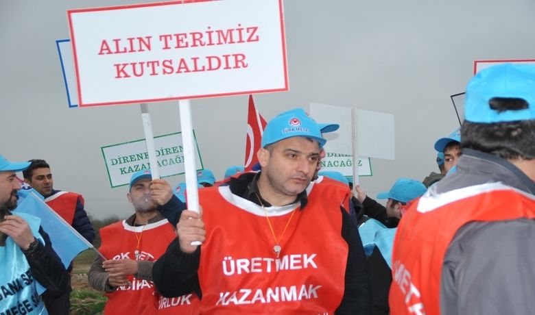 İşten Çıkartılan Arkadaşları İçin Eylem Yaptılar - Samsun’un Bafra ilçesinde Türk Metal Sendikası üyeleri, Organize Sanayi Bölgesinde bir fabrikadan işten çıkartılan işçiler için eylem yaptı. Fabrika önünde jandarma ekipleri geniş güvenlik önlemleri aldı.