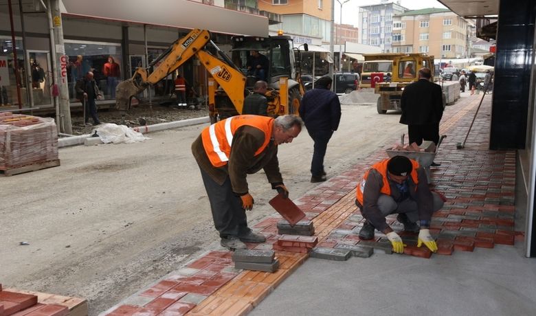 Bafra'da 2. Etap Kaldırım Çalışmaları - Bafra Belediyesi, Kızılırmak Mahallesi'nde 2. etap kaldırım çalışmalarına da başladı. Fen İşleri Müdürlüğü ekipleri tarafından yürütülen çalışmaların birinci etabında 4 bin metrekare kaldırım çalışması yapıldı.