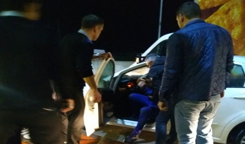 Silahla Vuruldu, KendiKullandığı Araçta Hastaneye Geldi - Samsun’un Bafra ilçesinde iki arkadaş arasında çıkan tartışmada 1 kişi silahla yaralandı. Yaralı şahıs kendi kullandığı araçla hastaneye geldi.