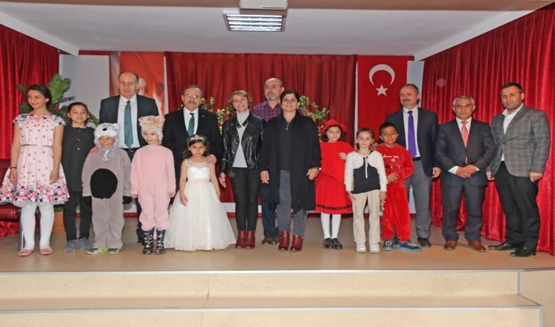 Bafra Belediyesi ÇocukTiyatrosu İlk Oyununu Sergiledi - Bafra Belediyesi Hüseyin Baş Hacıbaşoğlu Konservatuvarı Çocuk Tiyatrosu oyuncularının hazırladığı ve Remziye Cezairli’nin yönettiği “Masallar Küsmesin” adlı tiyatro oyunu Bafra Hasan Çakın Halk Kütüphanesi konferans salonunda sahnelendi.