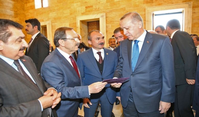 Başkan Şahin, CumhurbaşkanıErdoğan’a Davetiyesini Takdim Etti - Bafra Belediye Başkanı Zihni Şahin, "Bafra Dünya Lideri İçin Koşuyor" temalı, “Cumhurbaşkanı Recep Tayyip Erdoğan 1. Yol Koşusu” davetiyesini Cumhurbaşkanı’na bizzat takdim etti.