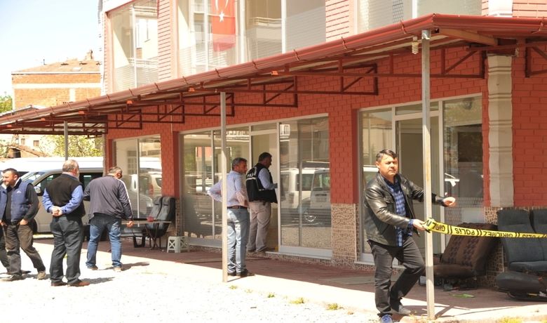 Oto Galeriye Silahlı Saldırı: 1 Yaralı - Samsun’un Bafra ilçesinde bir oto galeriye gelen şahıs, galeri sahibini silahla yaraladı.