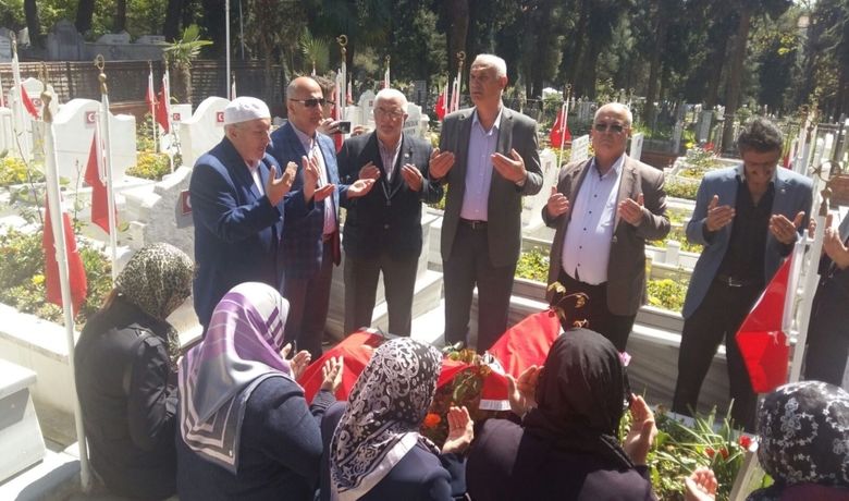 Şehit Hamlı Kabri Başında Anıldı - Samsun'da Şehit Astsubay İlhan Hamlı kabri başında dualarla anıldı.