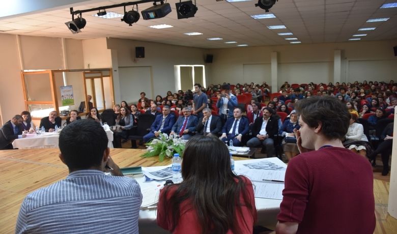 Liseler Arası Münazara Turnuvası - Samsun İl Milli Eğitim Müdürlüğünce hayata geçirilen “Öğrenci Akademi” kapsamında il genelinde resmi, özel liselerin katılımı ile İl Milli Eğitim Müdürlüğü ve İbrahim Tanrıverdi Sosyal Bilimler Lisesinin koordinasyonunda "Münazara Turnuvası" düzenlendi.