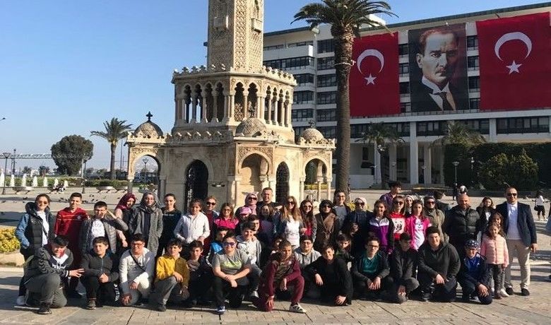Öğrencilere Ege Turu - Samsun Maarif Hareketi kapsamında hazırlanıp Bafra Galip Öztürk Ortaokulu tarafından uygulanan “Çok Yönlü Eğitim Kalıcı Öğretim Projesi” çerçevesinde öğrencilere Ege turu düzenlendi.