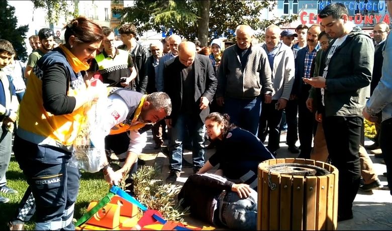Akli Dengesi Yerinde Olmayan KadınıRahatsız Eden Şahıs Darp Edildi - Samsun’un Bafra ilçesinde akli dengesi yerinde olmayan kadını "Seni buralarda bir daha görmeyeceğim" diyerek rahatsız ettiği iddia edilen şahıs, bir vatandaş tarafından darp edildi.