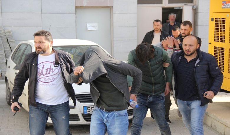 Samsun'da Uyuşturucudan 5Kişi Adliyeye Sevk Edildi - Samsun'un Bafra ilçesinde düzenlenen uyuşturucu operasyonunda gözaltına alınan 5 kişi adliyeye sevk edildi.