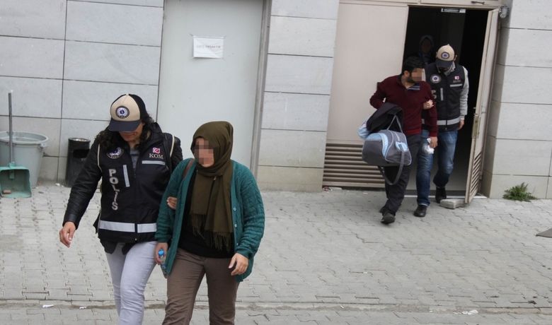 Samsun'da Bylock Kullanan 3Kişi Adliyeye Sevk Edildi - Samsun'da Fetullahçı Terör Örgütü/Paralel Devlet Yapılanması (FETÖ/PDY) soruşturması kapsamında ByLock kullandığı tespit edilerek gözaltına alınan 2'si kadın 3 kişi adliyeye sevk edildi.