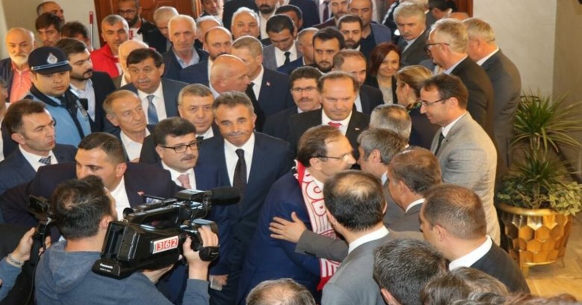 Büyükşehirde Devir Teslim Eski Başkan Yılmaz Makamını Yeni Başkan Şahin’e Devretti