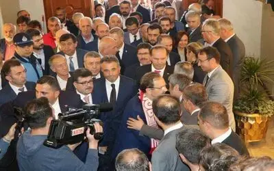 Büyükşehirde Devir Teslim Eski Başkan Yılmaz Makamını Yeni Başkan Şahin’e Devretti